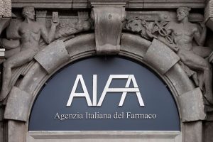 Aifa approva rimborsabilità di Pirtobrutinib per leucemia linfatica cronica, un importante passo avanti.
