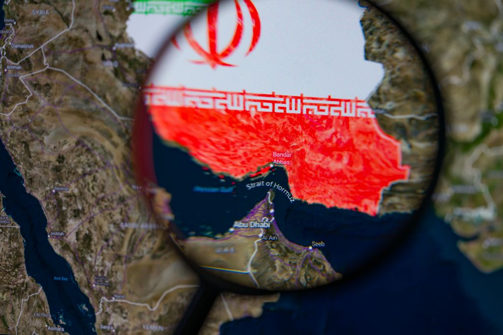 Iran attacca basi Usa in Bahrein e petroliere a Hormuz: un morto segnalato.