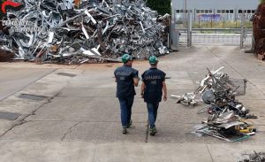 Rifiuti illegali dal bresciano al Pakistan: operazione con sequestri e perquisizioni.