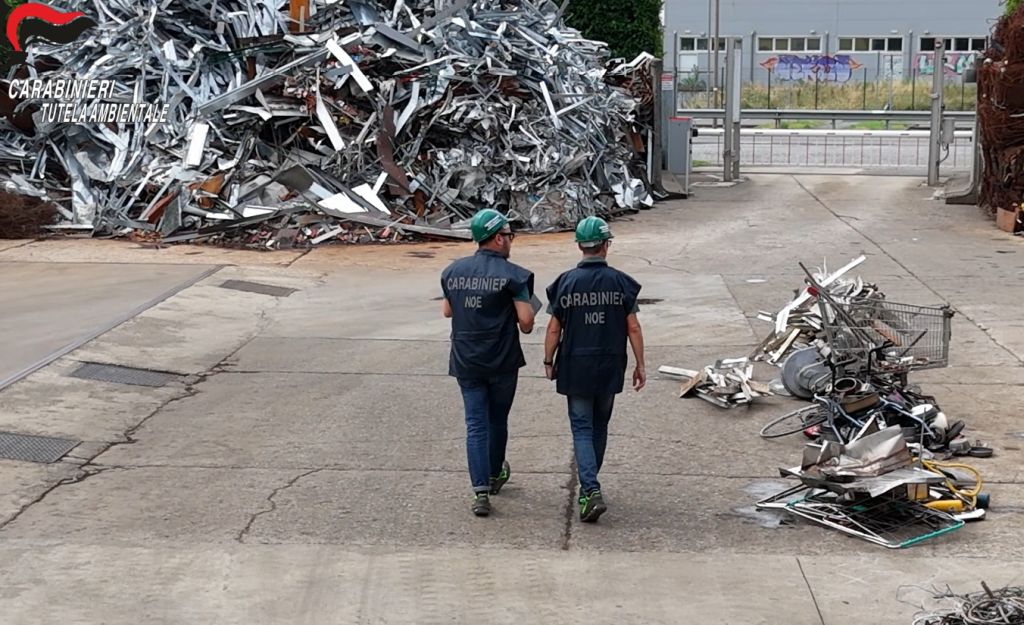 Rifiuti illegali dal bresciano al Pakistan: operazione con sequestri e perquisizioni.