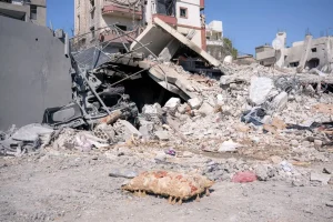 Notte da incubo in Iran: terremoto e raid americani scuotono il paese