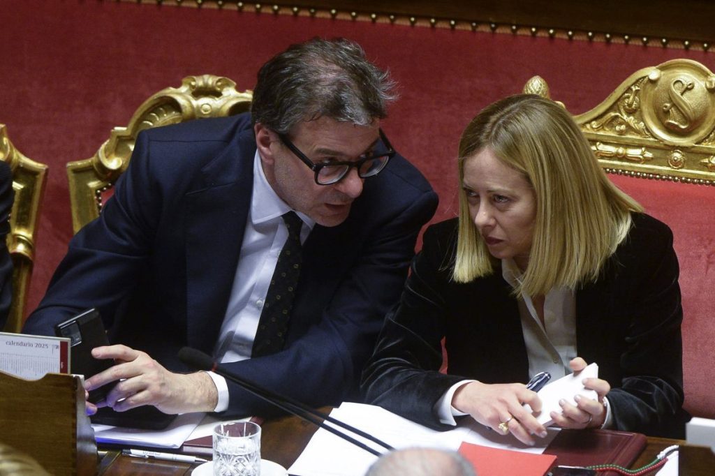 Giorgetti e Meloni a confronto: ipotesi di accise mobili sul caro carburanti sul tavolo.