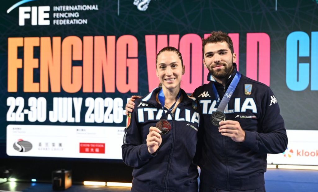 Mondiali di Scherma a Hong Kong: Macchi e Rizzi conquistano argento nel fioretto e spada.