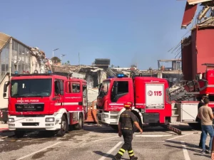 Crolla una palazzina a Messina: tre feriti, si cercano sei dispersi tra le macerie / Video