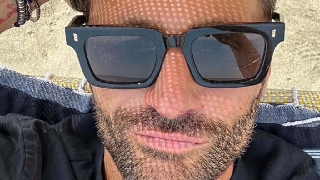 Filippo Bisciglia riceve un prezioso consiglio da Maria De Filippi ora che è single.