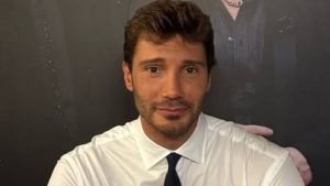 Stefano De Martino incontra la mamma di Geolier allo Stadio Maradona: il video emozionante.