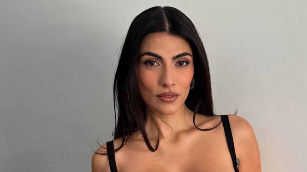 Giulia Salemi svela l’outfit pensato per le nozze di Aurora Ramazzotti e Goffredo Cerza.