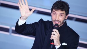 Sanremo 2027: Stefano De Martino sceglie TonyPitony come primo grande artista.