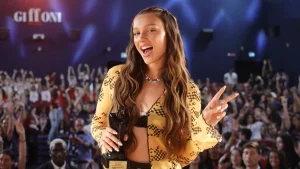 Sarah Toscano risponde agli hater al Giffoni: il suo consiglio ai fan è esemplare.