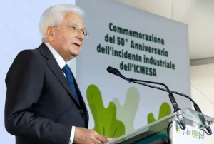 Mattarella a Seveso: 50 anni dal disastro, denuncia l’irresponsabilità dei vertici aziendali.