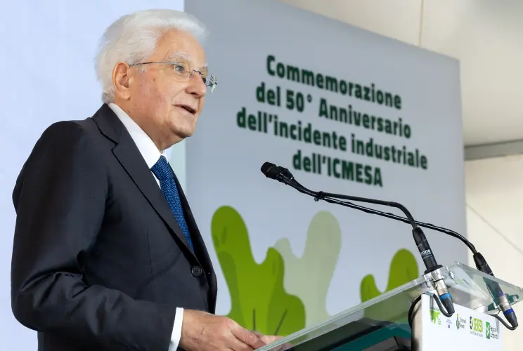 Mattarella a Seveso: 50 anni dal disastro, denuncia l’irresponsabilità dei vertici aziendali.