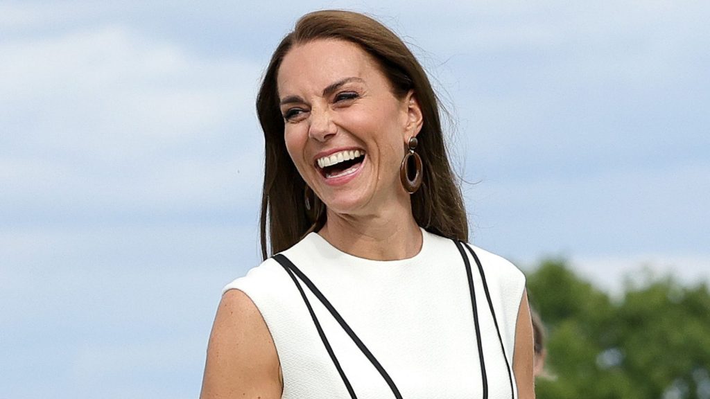 L’elegante vestito bicolore di Kate Middleton: un’alternativa estiva imperdibile da scoprire.