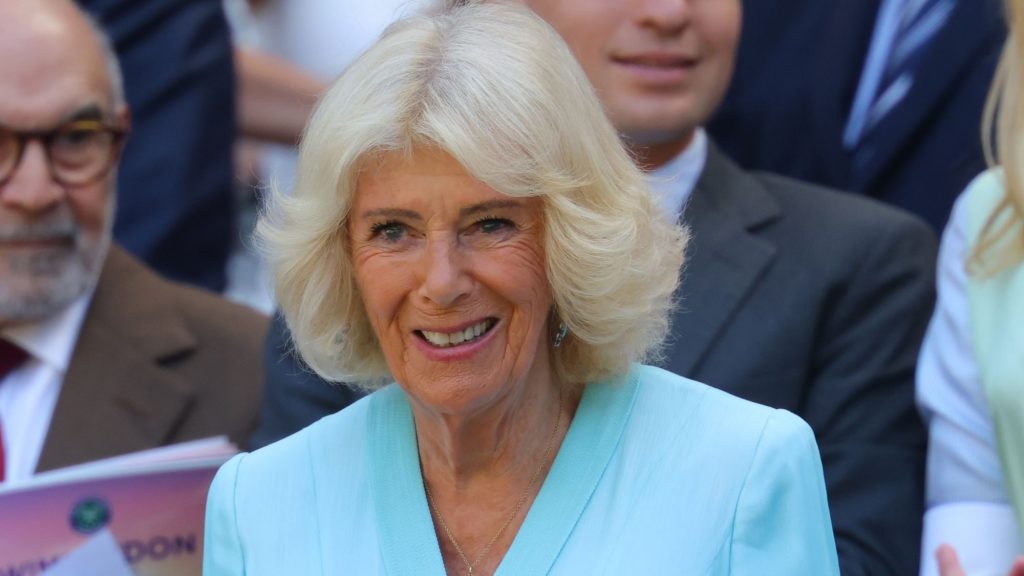 Camilla abbandona la tradizione a Wimbledon con un dispositivo di raffreddamento innovativo.