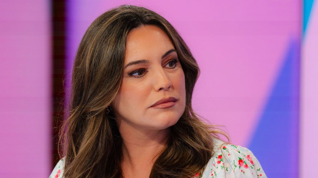 Addio pois: il vestito a stampa floreale di Kelly Brook è il must-have estivo!