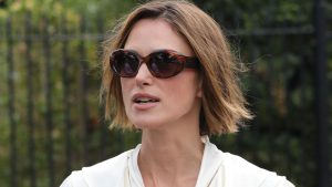 Keira Knightley riporta in auge il vestito con fiocco, amato da Kate Middleton, a Wimbledon.