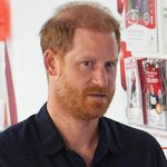 Prince Harry commette un imbarazzante errore durante la visita nel Regno Unito.