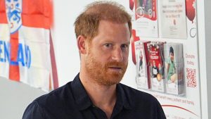 Prince Harry commette un imbarazzante errore durante la visita nel Regno Unito.