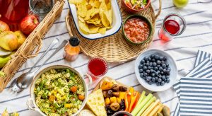 Mangiare sano senza fornelli: strategie per un’estate fresca e leggera.