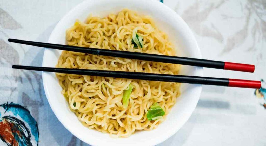 Allerta Salmonella: 106 casi in Europa legati a noodle istantanei al pollo.