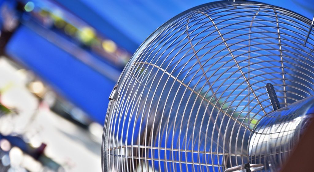 Ventilatori: i rischi per la salute secondo il cardiologo durante il caldo estivo.