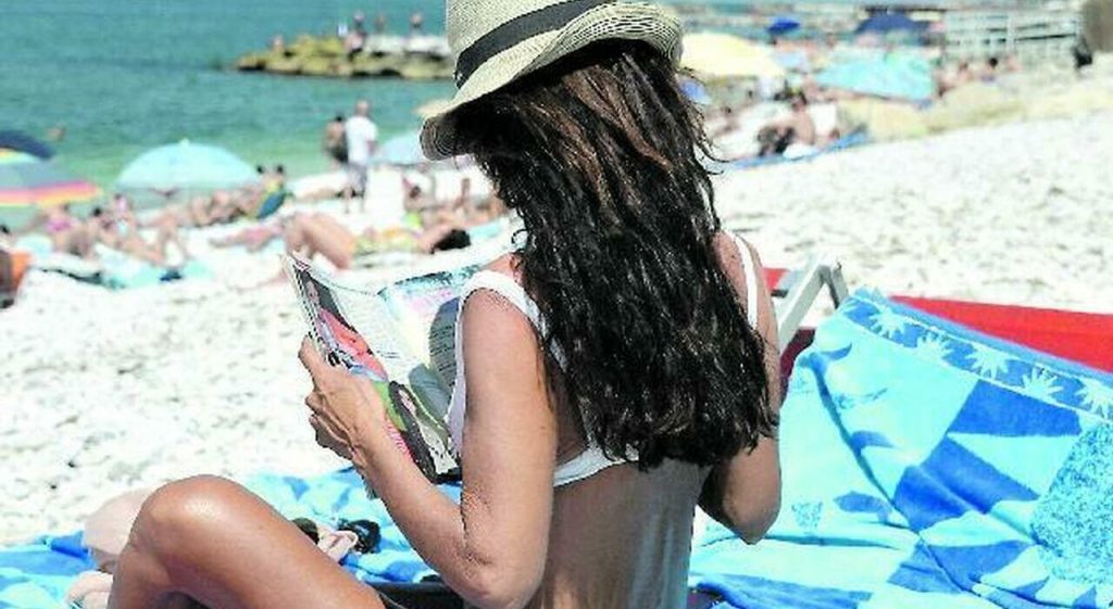 Abbronzatura senza protezioni: aumentano i melanoma. Scopri come ridurre i rischi per la pelle.