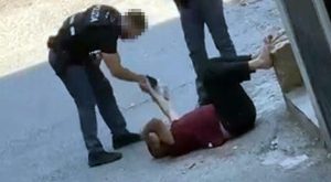 Fakir schiacciato per 5 minuti: morte per asfissia dovuta all’asma.