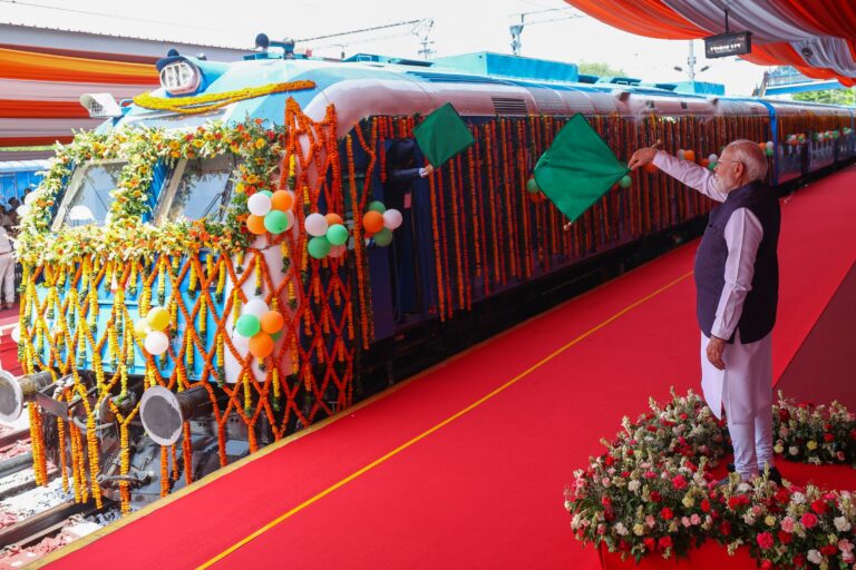 India presenta il primo treno a idrogeno fabbricato localmente per promuovere l’energia pulita.