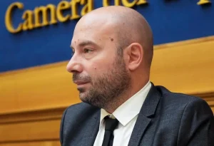 Dati Invalsi 2026: Valditara ottimista, M5S denuncia necessità di più docenti e classi meno numerose.