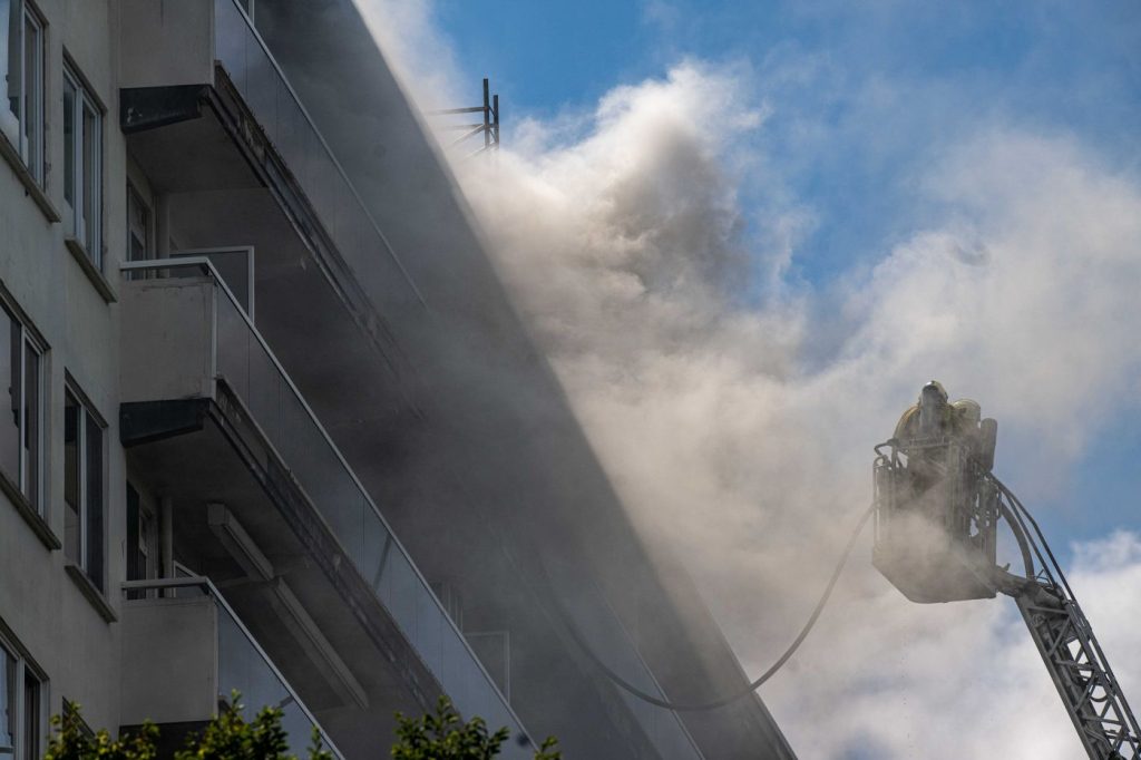 Incendio ad Anversa: 6 vittime in un condominio devastato dalle fiamme.