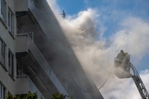 Incendio ad Anversa: 6 vittime in un condominio devastato dalle fiamme.