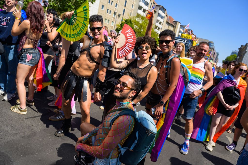 Furgone travolge la folla durante il Pride di Berlino: un morto e molteplici feriti.