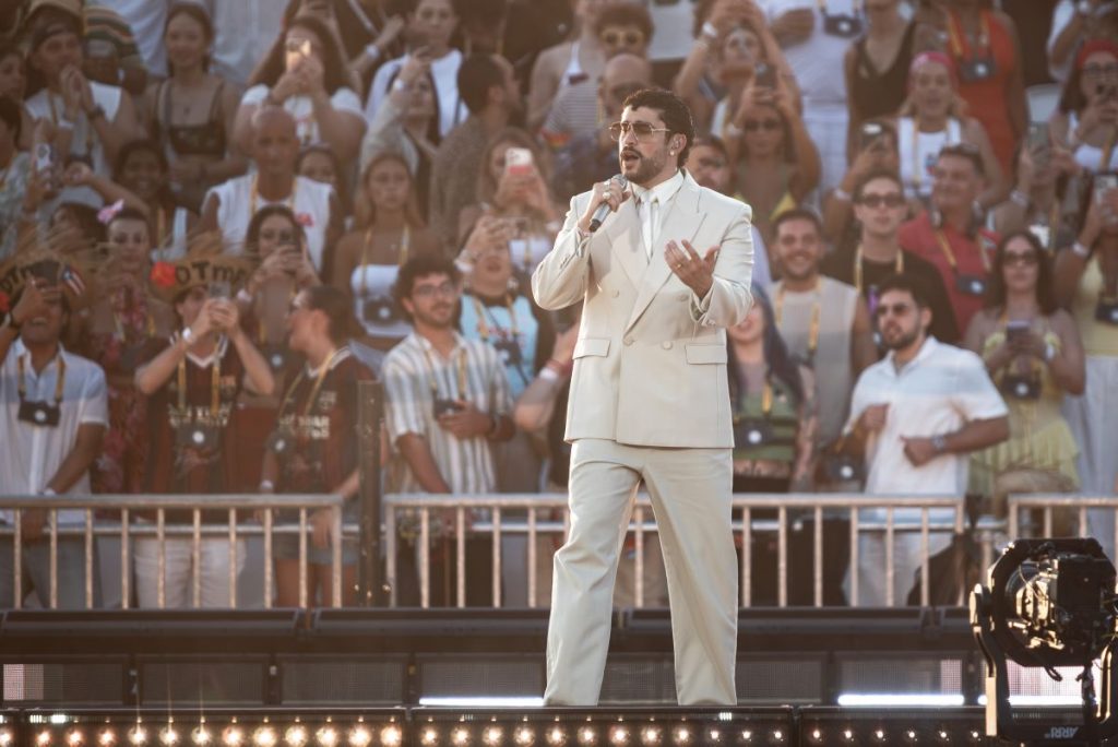 Maltempo a Milano: interrotto il concerto di Bad Bunny per forti piogge.