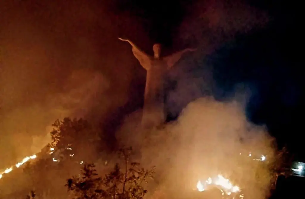 Incendio devastante a Maratea: un attacco al simbolo del Cristo Redentore in Basilicata.