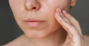 Pelle al sole senza stress: la beauty routine estiva per un viso fresco e luminoso