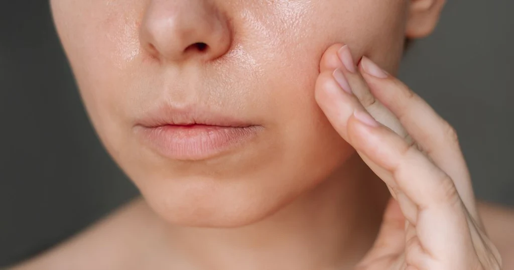Pelle al sole senza stress: la beauty routine estiva per un viso fresco e luminoso