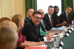 Burnham promette attenzione al costo della vita nella prima riunione di governo del Regno Unito.