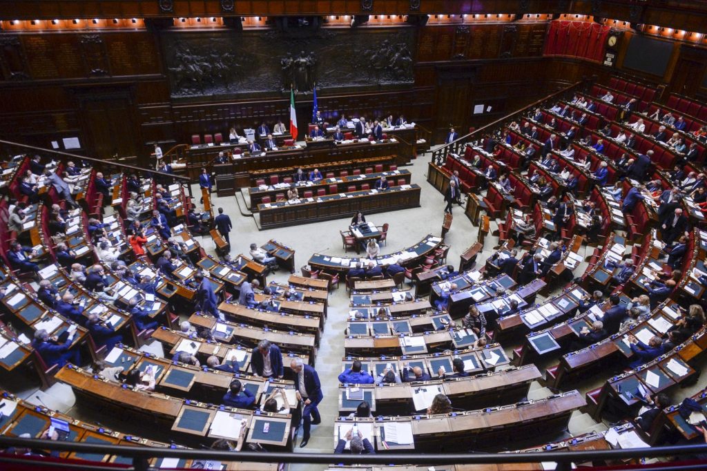 Camera approva legge elettorale con 217 voti favorevoli, ora al Senato per l’esame.