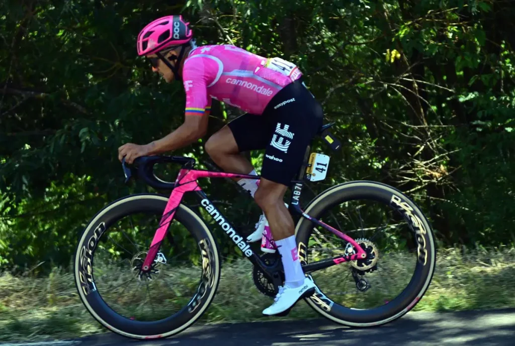 Carapaz conquista la 18^ tappa del Tour; Pogacar resta leader in maglia gialla.