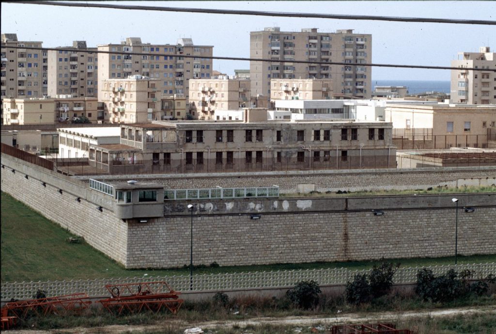 Detenuto evade a Trapani durante il trasferimento in ospedale, arrestato poche ore dopo.