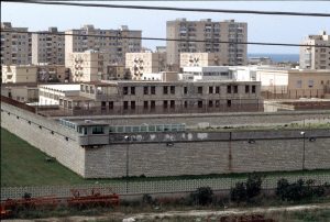 Detenuto evade a Trapani durante il trasferimento in ospedale, arrestato poche ore dopo.