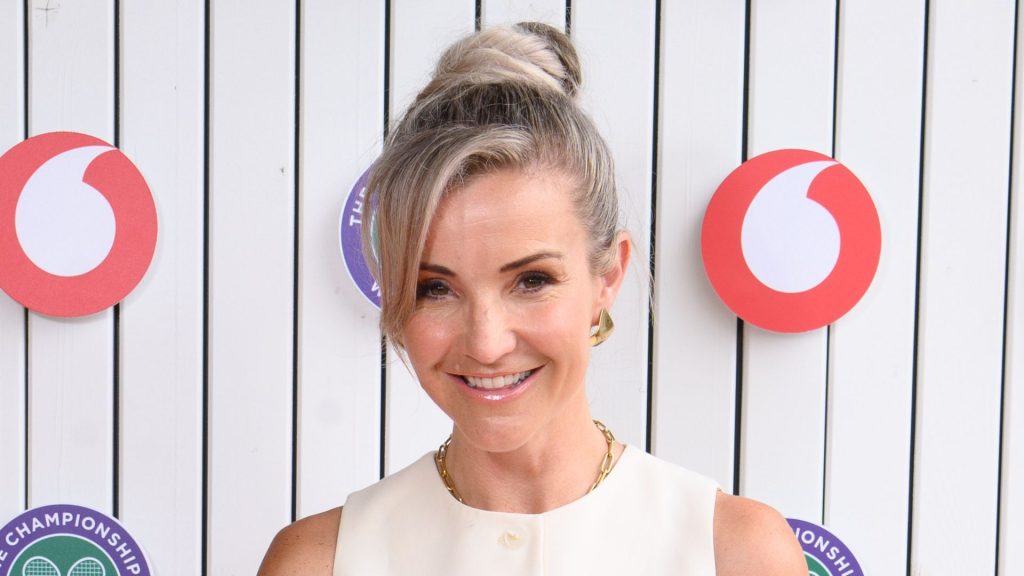 Estate fresca: i chino shorts e il top lavorato di Helen Skelton per un look facile.