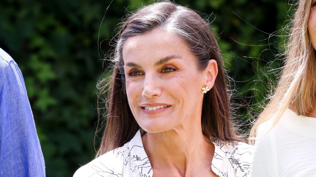 Estate con il nero: l’eleganza di Letizia con midi e espadrillas da imitare.
