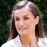 Estate con il nero: l’eleganza di Letizia con midi e espadrillas da imitare.