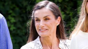 Estate con il nero: l’eleganza di Letizia con midi e espadrillas da imitare.