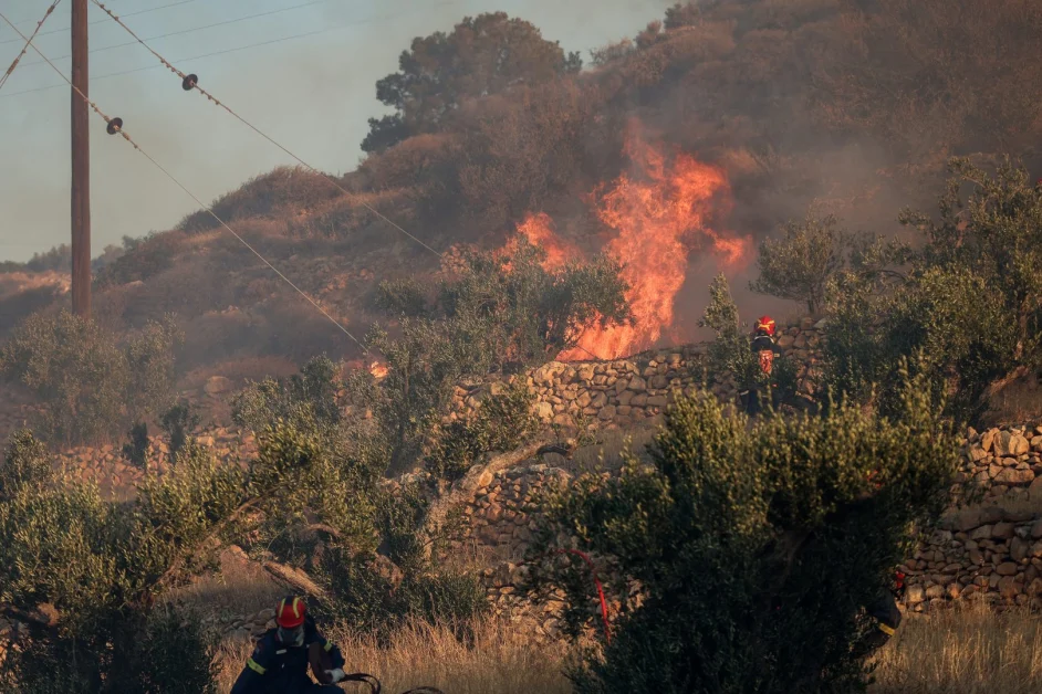 Vasto incendio boschivo a Creta, due vigili del fuoco morti durante le operazioni di spegnimento