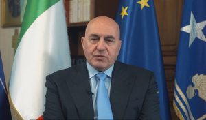 Premio Ischia: Crosetto denuncia l’impatto delle fake news nei conflitti globali.