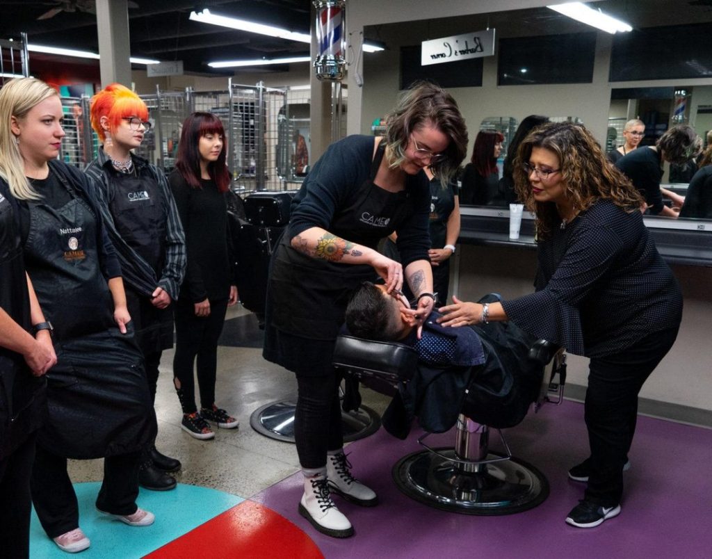 Scopri cosa considerare prima di iscriverti all’Utah Barber School.