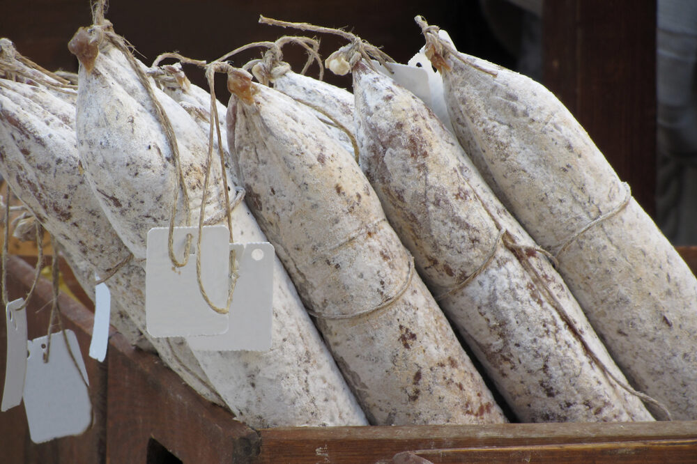Rischio microbico: allerta per ritiro di due tipologie di salami nel mercato.