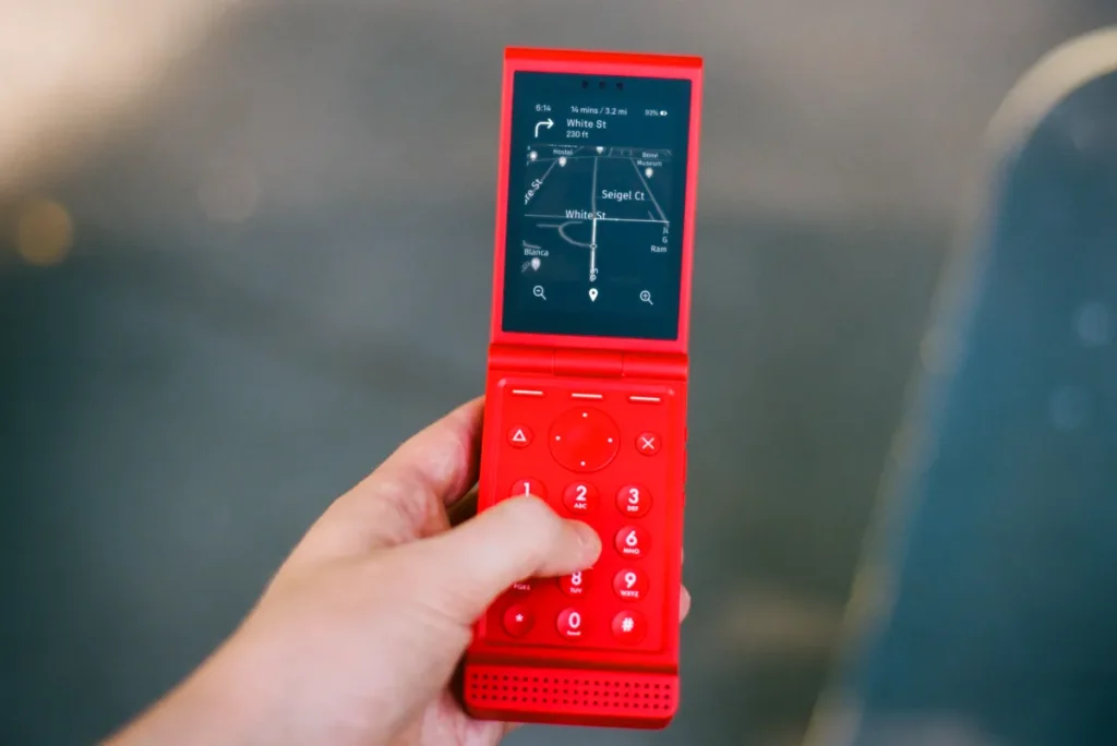 Smartphone a conchiglia colorato e conveniente: un tocco di nostalgia al giusto prezzo.