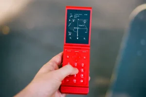 Smartphone a conchiglia colorato e conveniente: un tocco di nostalgia al giusto prezzo.